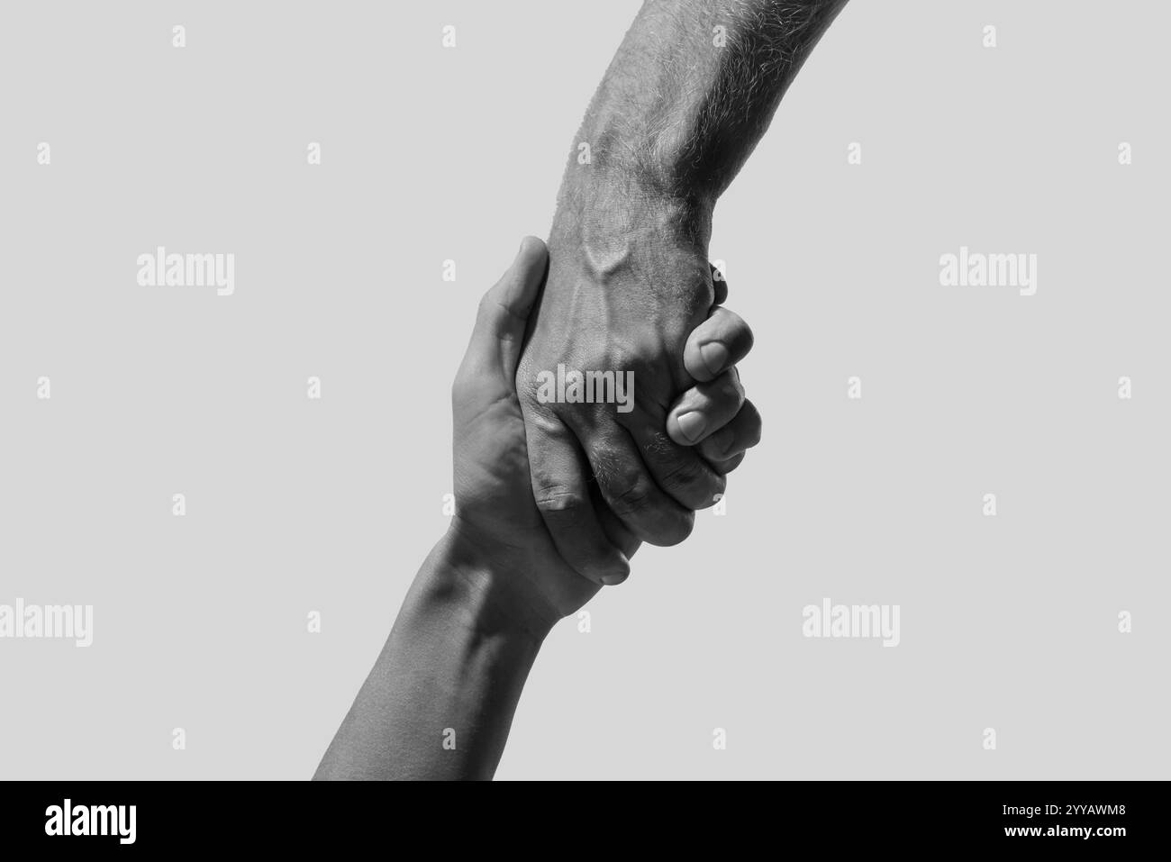 Hilfe und Support. Leute, die Hände auf hellgrauem Hintergrund halten, Nahaufnahme. Schwarz-weiß getönt Stockfoto