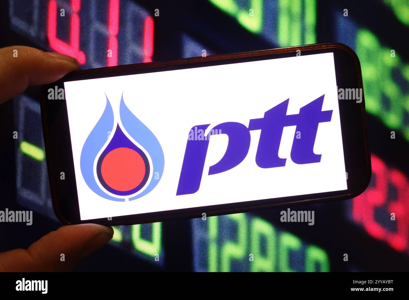 In dieser Abbildung wird das PTT Public Company Limited Logo auf einem Smartphone-Bildschirm angezeigt. Stockfoto