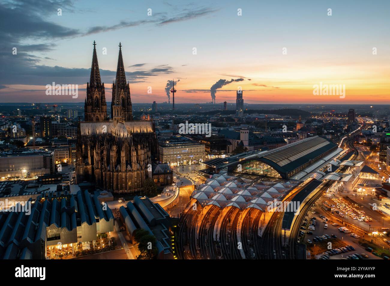 Kölner Dom bei Sonnenuntergang, Deutschland Stockfoto