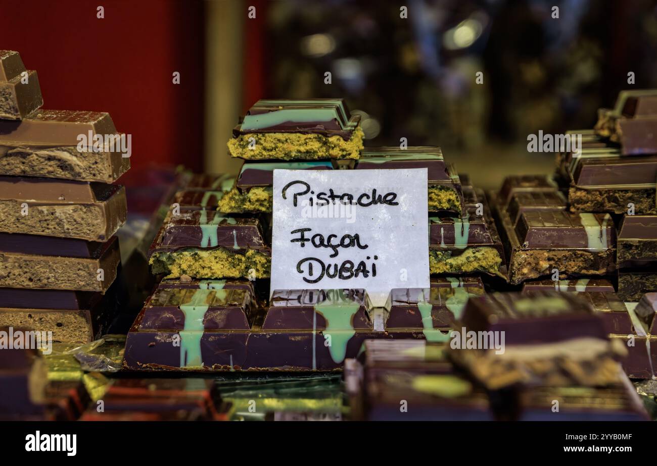 Ausstellung von handwerklichen Schokoladentafeln auf dem Straßburger Weihnachtsmarkt in Frankreich mit Dubai-Schokolade mit Pistazienfüllung, neuester viraler Sensation Stockfoto