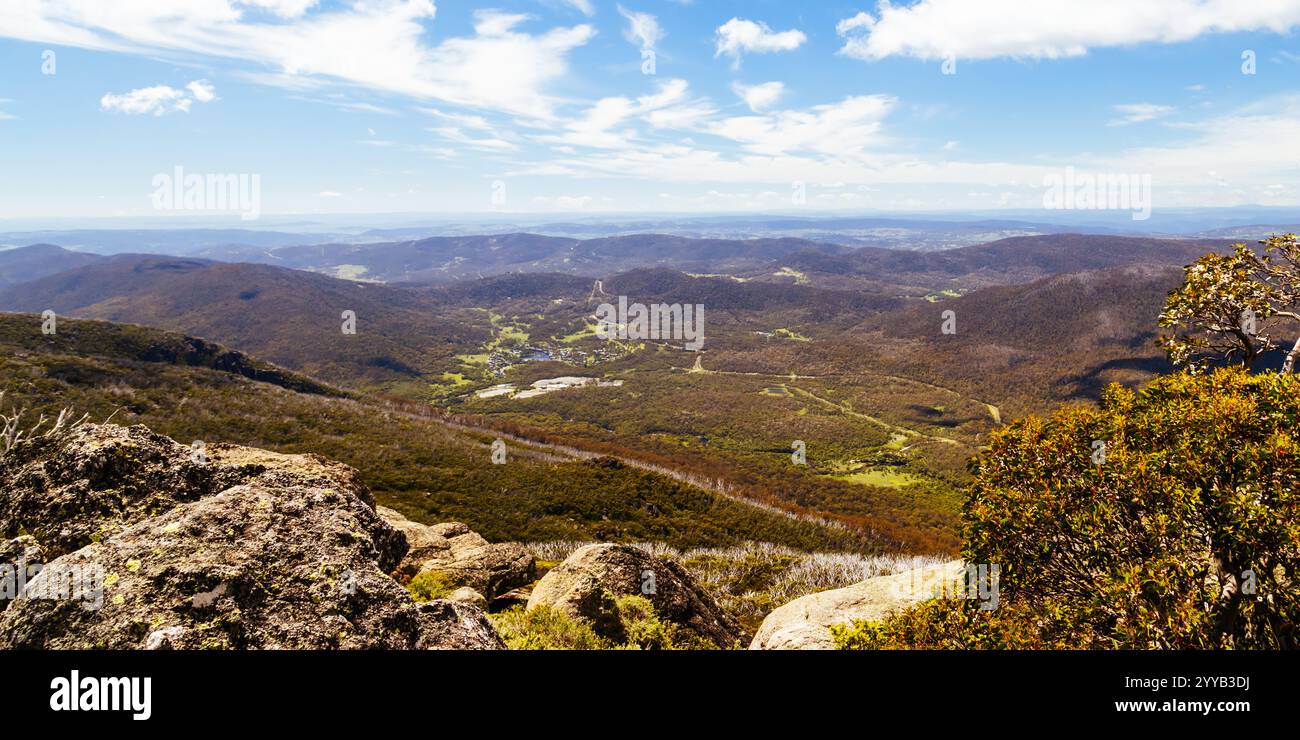 Blick auf die Landschaft entlang des Porcupine Walking Track an einem Sommertag im Kosciuszko National Park, Snowy Mountains, New South Wales, Australien Stockfoto