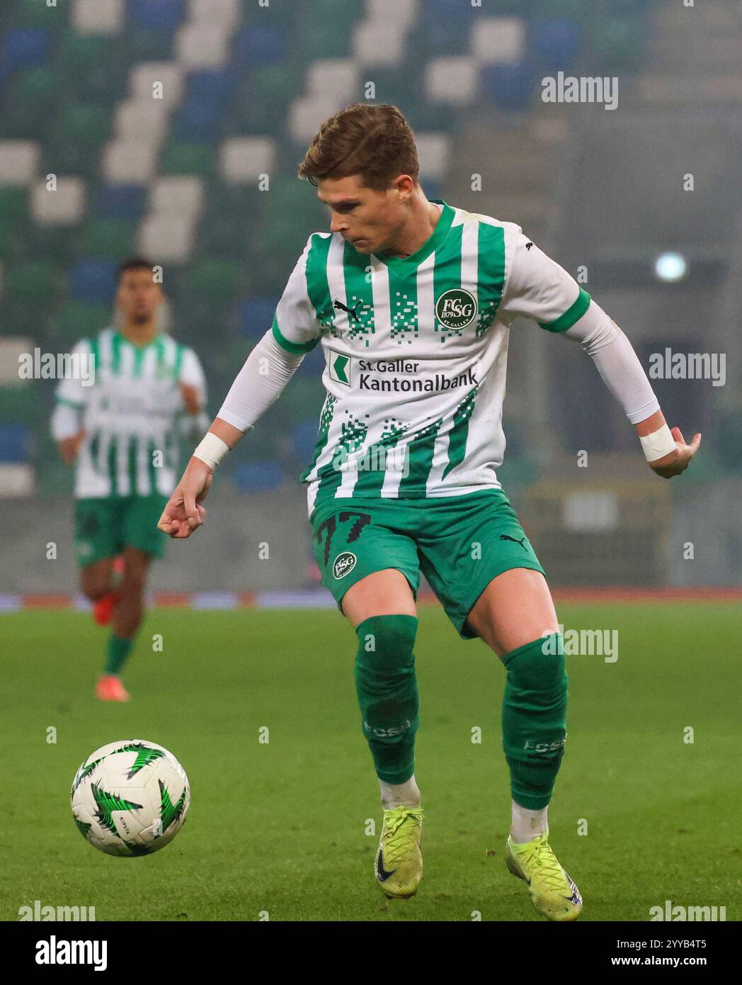 Windsor Park, Belfast, Nordirland, Großbritannien. November 2024. UEFA Europa Conference League (Ligasaison – Spieltag 3) – Larne gegen St. Gallen. Fußballer St. Gallen Fußballspieler Kevin Csoboth (77) Stockfoto