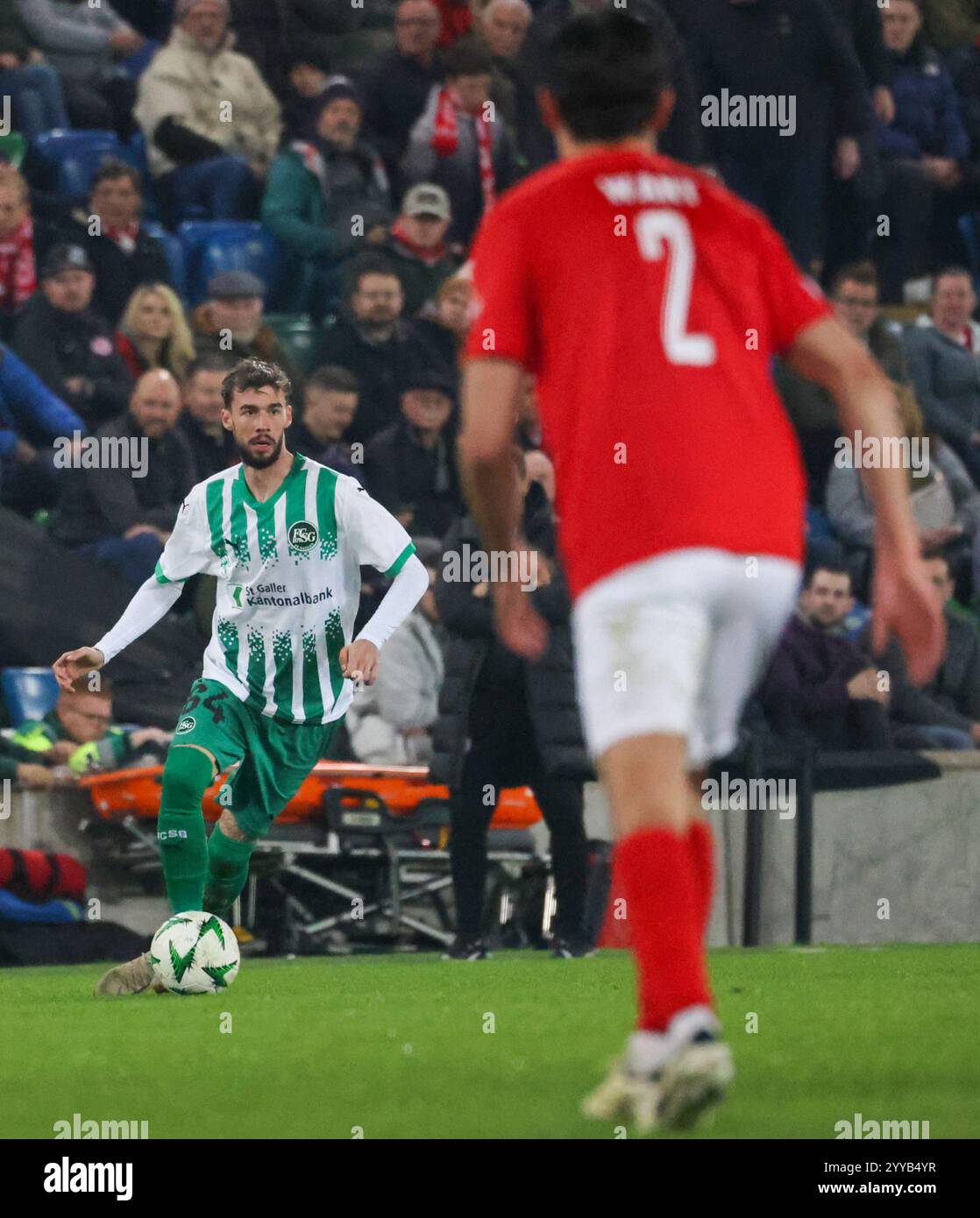 Windsor Park, Belfast, Nordirland, Großbritannien. November 2024. UEFA Europa Conference League (Ligasaison – Spieltag 3) – Larne gegen St. Gallen. Fußballspieler St. Gallen Fußballspieler Mihailo Stevanovic (64) Stockfoto