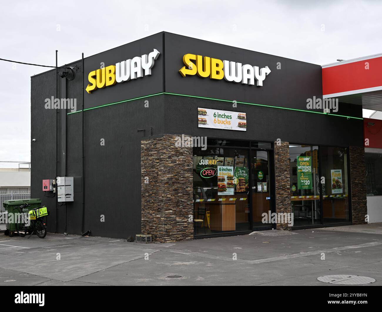 Außenansicht eines kleinen Subway-Fast-Food-Restaurants in den Vororten von Melbourne Stockfoto