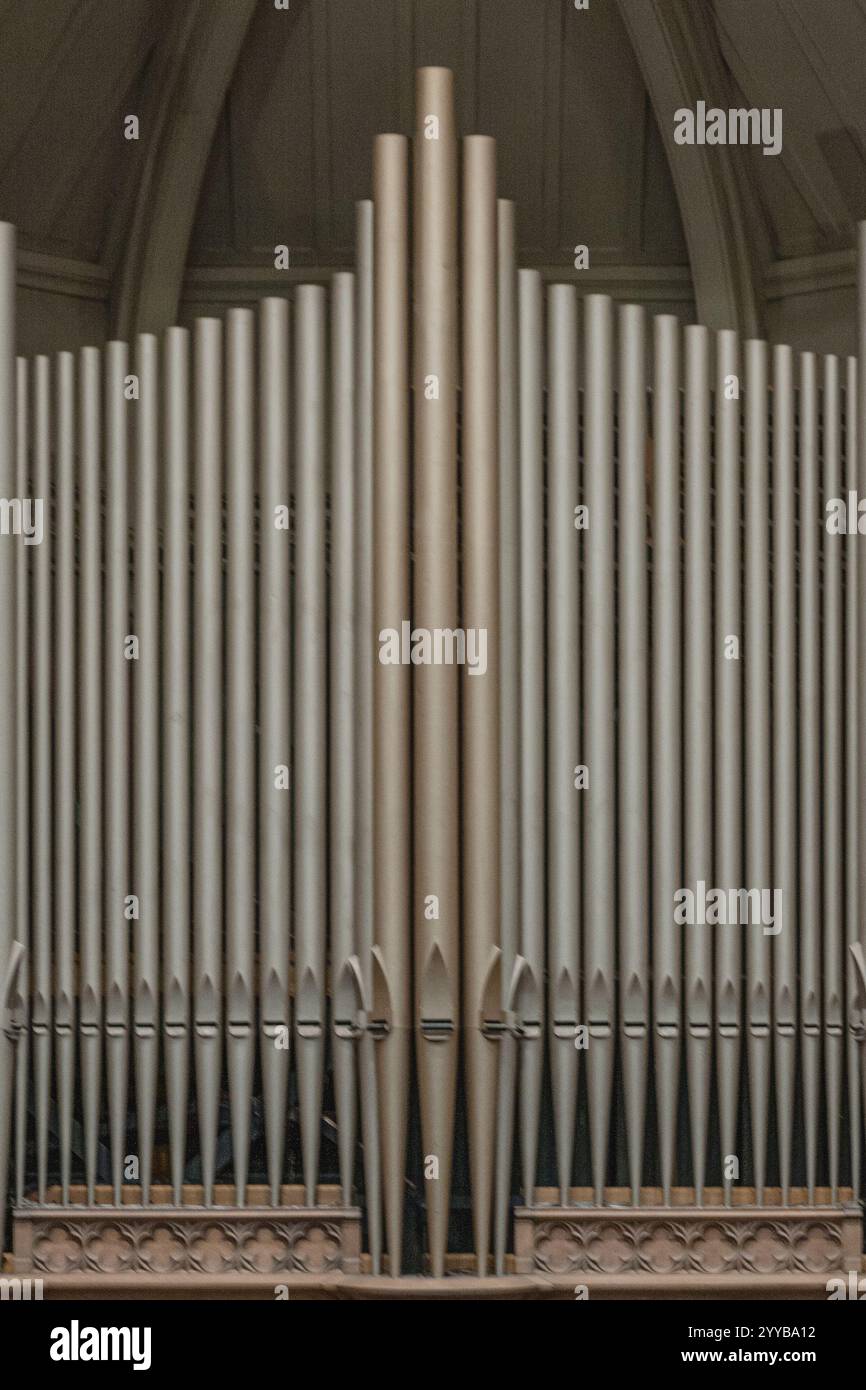 Eine große Orgel mit vielen Tasten. Die Tasten sind hintereinander angeordnet, und die Orgel ist sehr alt. Die Szene ist feierlich und majestätisch, denn die Orgel ist ein Symbol für Mus Stockfoto