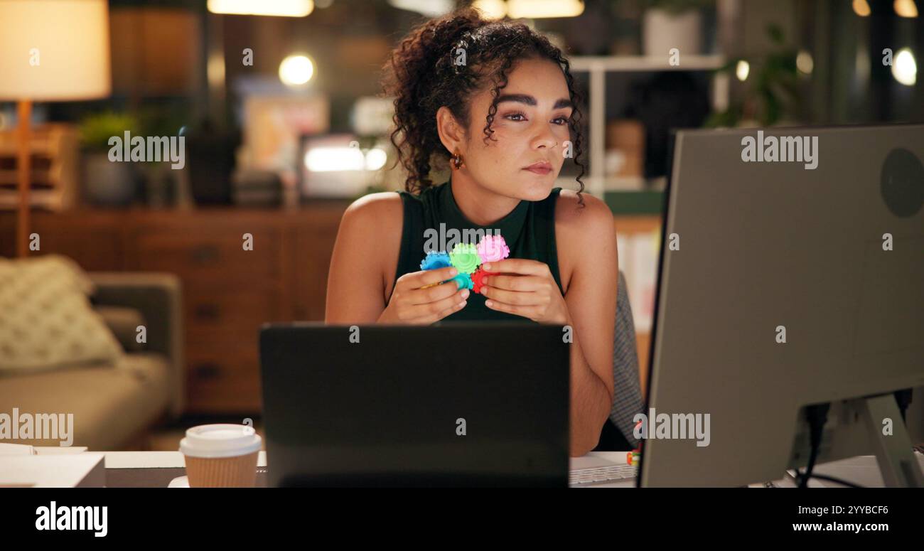 Geschäftsfrau, Laptop und Thinking mit popit, Kreativagentur und Projektideen für beruhigende Nacht. Mädchen, Markenberater und Computer mit mehreren Bildschirmen Stockfoto