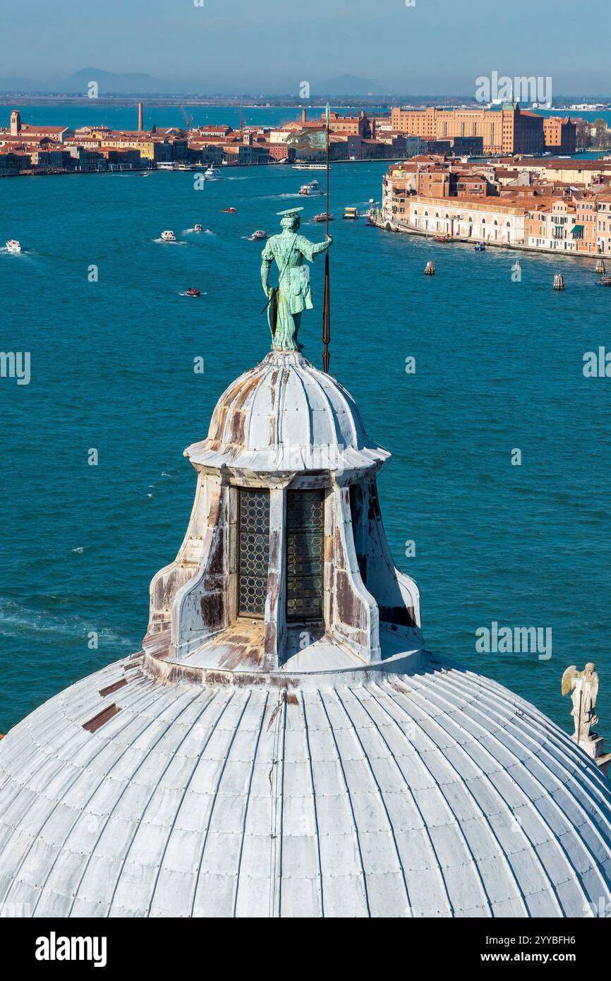 Italien, Venedig. Vom campanile San Giorgio Maggiore aus gesehen, Detail der Kuppel der Kirche mit Statue eines Schutzengels. Stockfoto