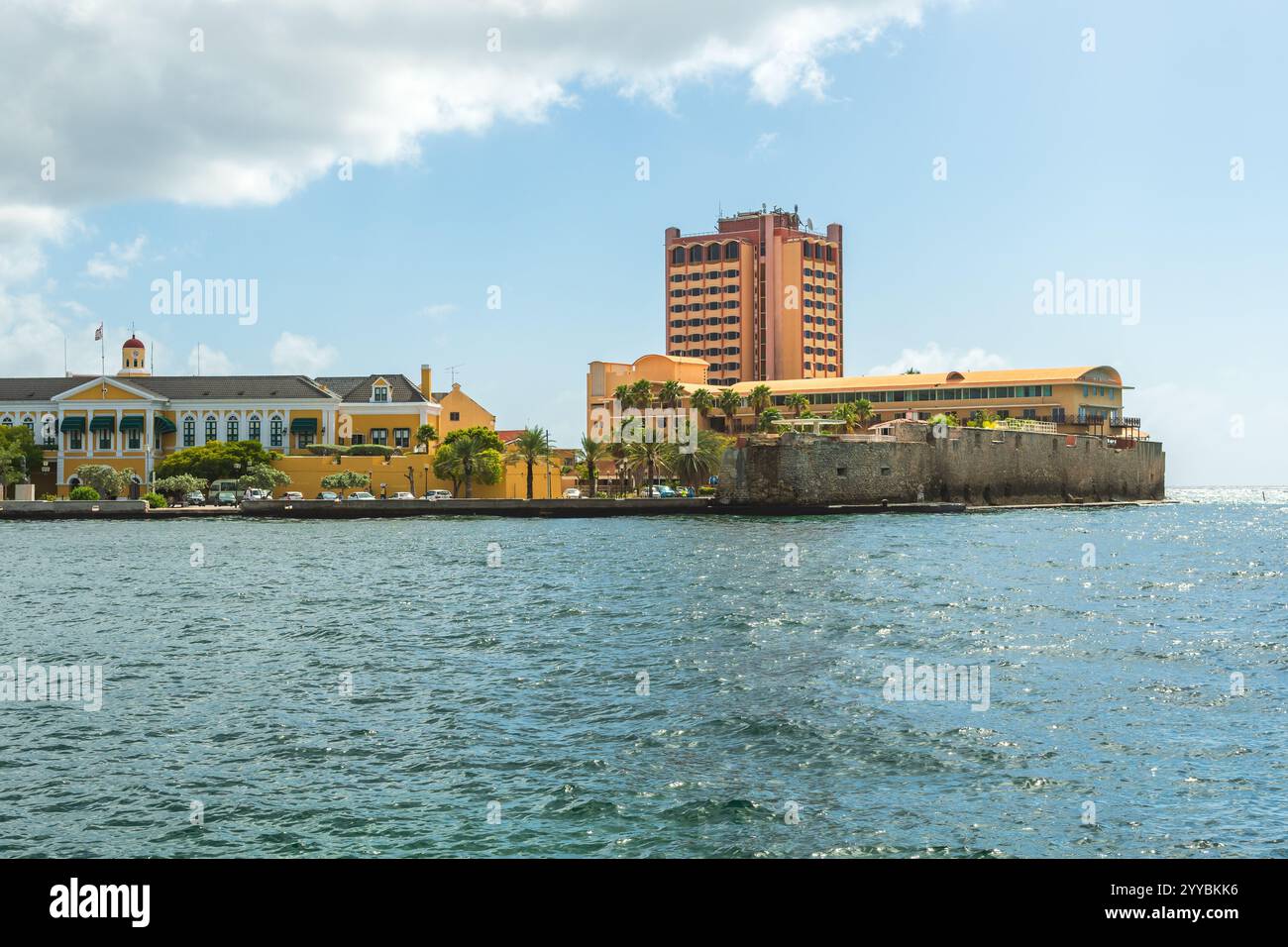 Willemstad, Curacao, Niederlande - 6. Januar 2018: Ein malerischer Blick auf Willemstad, Curacao, mit einer Mischung aus historischen Gebäuden und modernen Gebäuden Stockfoto