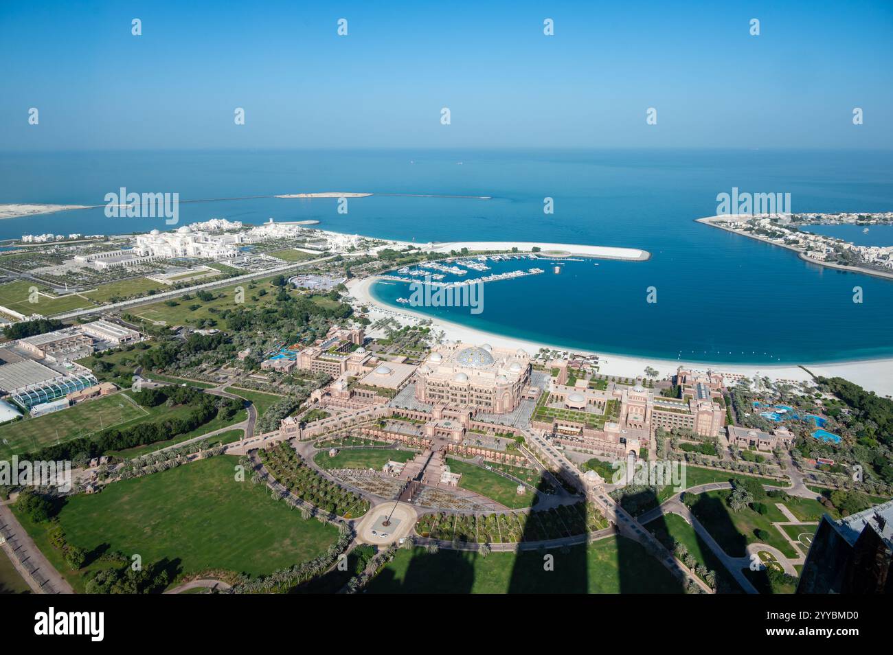 Abu Dhabi, VAE: Aus der Vogelperspektive auf den luxuriösen Emirates Palace und den Präsidentenpalast Stockfoto