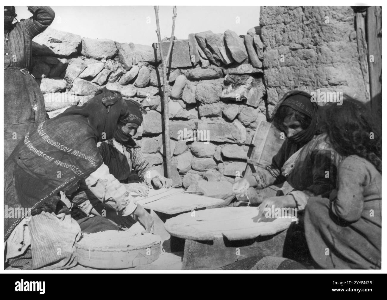Türkiye/Türkei, 1934 Sultan Han: Menschen; Frauen kochen. Anatolische Bauernfrauen bereiten Nudeln vor. Archivfoto von Annemarie Schwarzenbach, 1930er Jahre Stockfoto