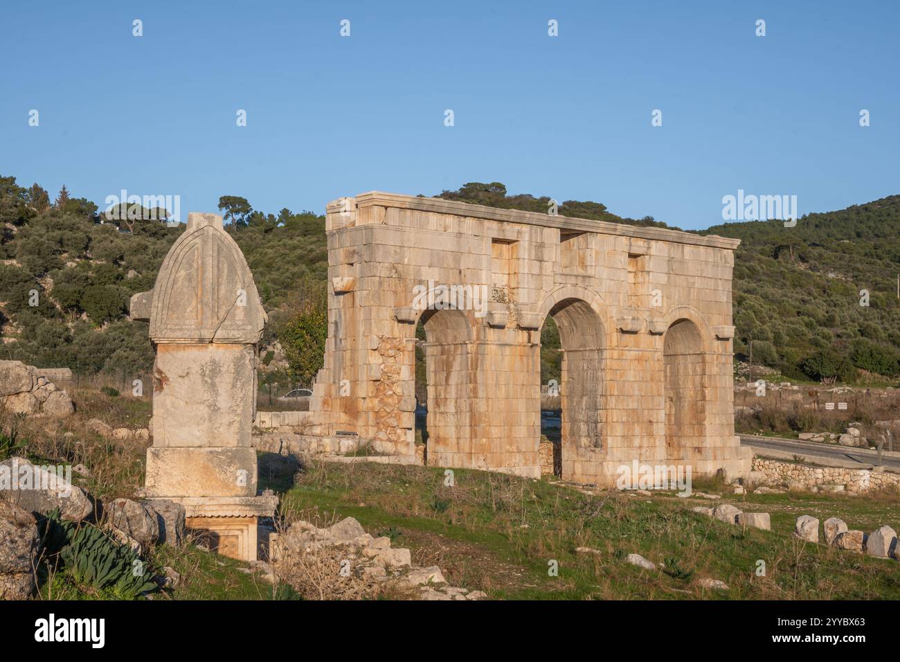 patara türkei antike Ruinen historische Stätte. Eine ergreifende Gegenüberstellung lykischer und römischer Architektur in Patara. Der einzigartige lykische Sarkophag-Stil Stockfoto