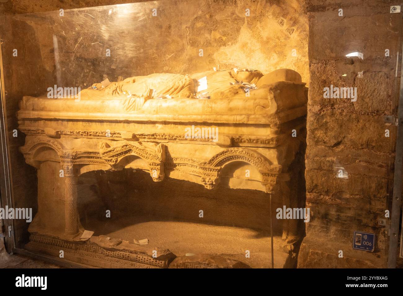 Steinsarkophag an der historischen Stätte myra in der türkei santa clauss Grab, reich geschnitzt mit komplizierten Details, ruht in einer schwach beleuchteten Kammer. Stockfoto
