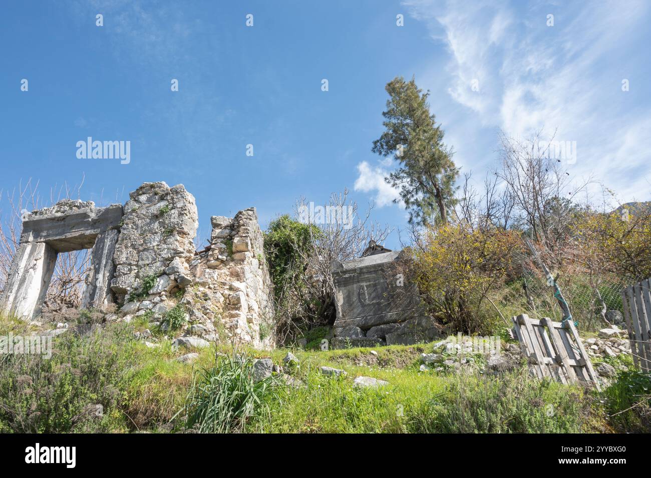 Die lykische Ruine liegt inmitten einer üppigen Landschaft Stockfoto