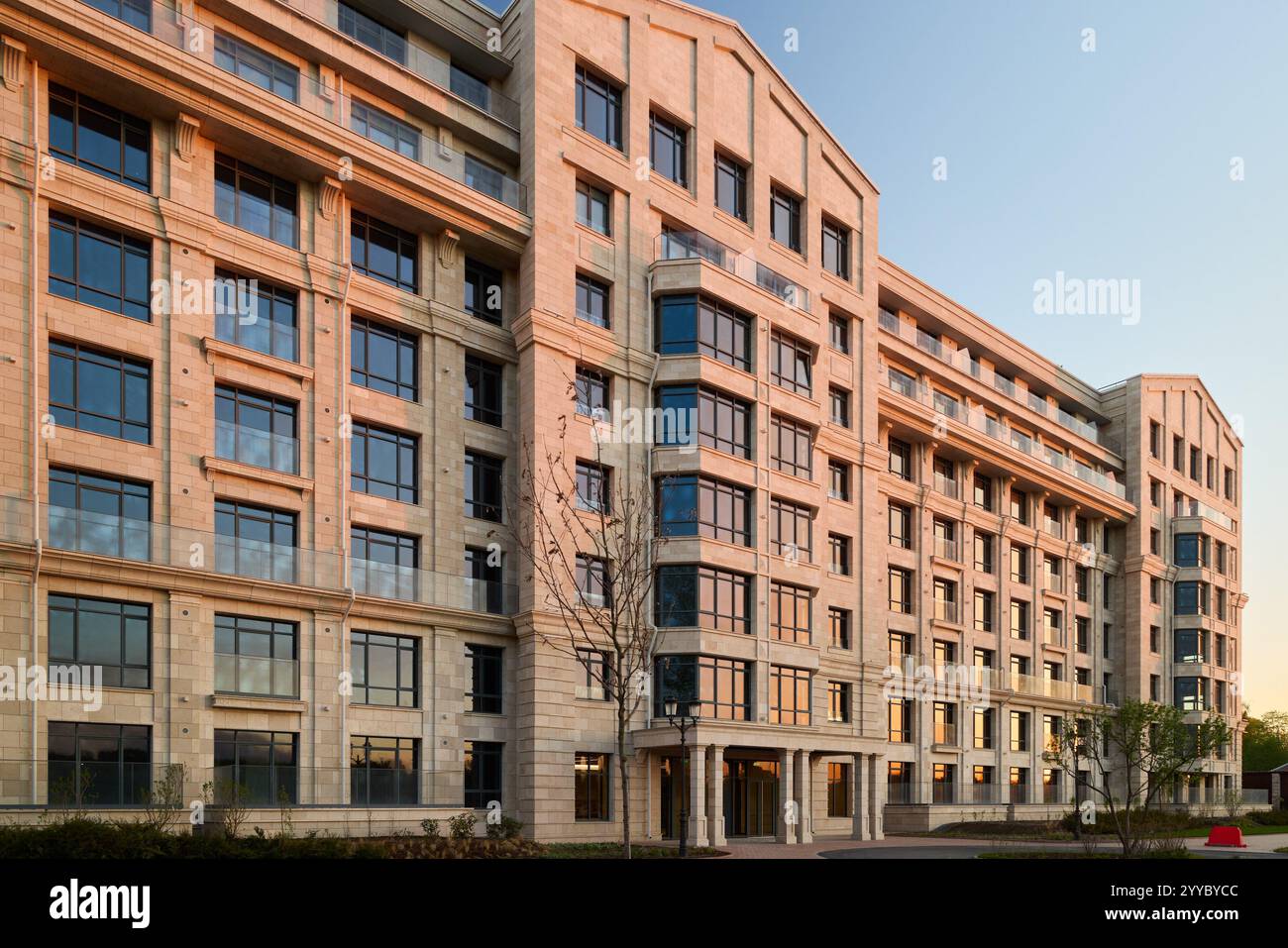 Ein modernes architektonisches Gebäude mit elegantem und anspruchsvollem Design Stockfoto