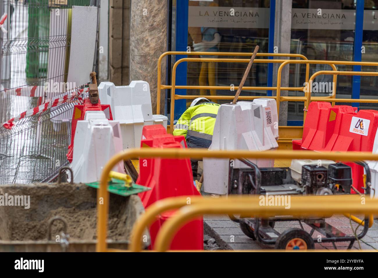 Logrono, La Rioja, Spanien. Dezember 2024. Der Stadtrat von Logroño hat beschlossen, das Verkehrsministerium aufzufordern, etwa zwei Millionen Euro aus europäischen Mitteln zurückzuzahlen. Diese Mittel waren ursprünglich für drei strategische Projekte vorgesehen, die nach dem Regierungswechsel geändert wurden: Die Ost-West-Radachse zur Verbesserung der nachhaltigen Mobilität in der Stadt, die umfassende Reform der Sagasta-Straße, eine der Hauptverkehrsadern des Stadtzentrums, und die Auskragung der A-13, eine wichtige Infrastruktur für die Anbindung der Stadt. Diese Entscheidung spiegelt einen wider Stockfoto