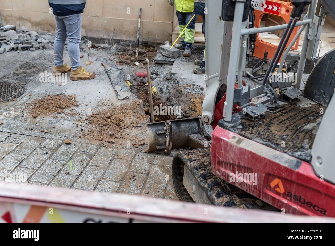 Logrono, La Rioja, Spanien. Dezember 2024. Der Stadtrat von Logroño hat beschlossen, das Verkehrsministerium aufzufordern, etwa zwei Millionen Euro aus europäischen Mitteln zurückzuzahlen. Diese Mittel waren ursprünglich für drei strategische Projekte vorgesehen, die nach dem Regierungswechsel geändert wurden: Die Ost-West-Radachse zur Verbesserung der nachhaltigen Mobilität in der Stadt, die umfassende Reform der Sagasta-Straße, eine der Hauptverkehrsadern des Stadtzentrums, und die Auskragung der A-13, eine wichtige Infrastruktur für die Anbindung der Stadt. Diese Entscheidung spiegelt einen wider Stockfoto