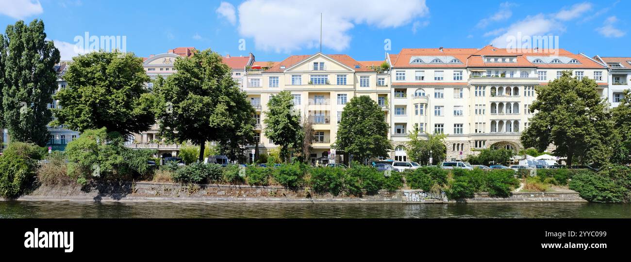 Berlin, Deutschland, 24. Juni 2024, Blick über den Landwehrkanal zur historischen Häuserreihe am Paul-Lincke-Ufer in Kreuzberg Stockfoto