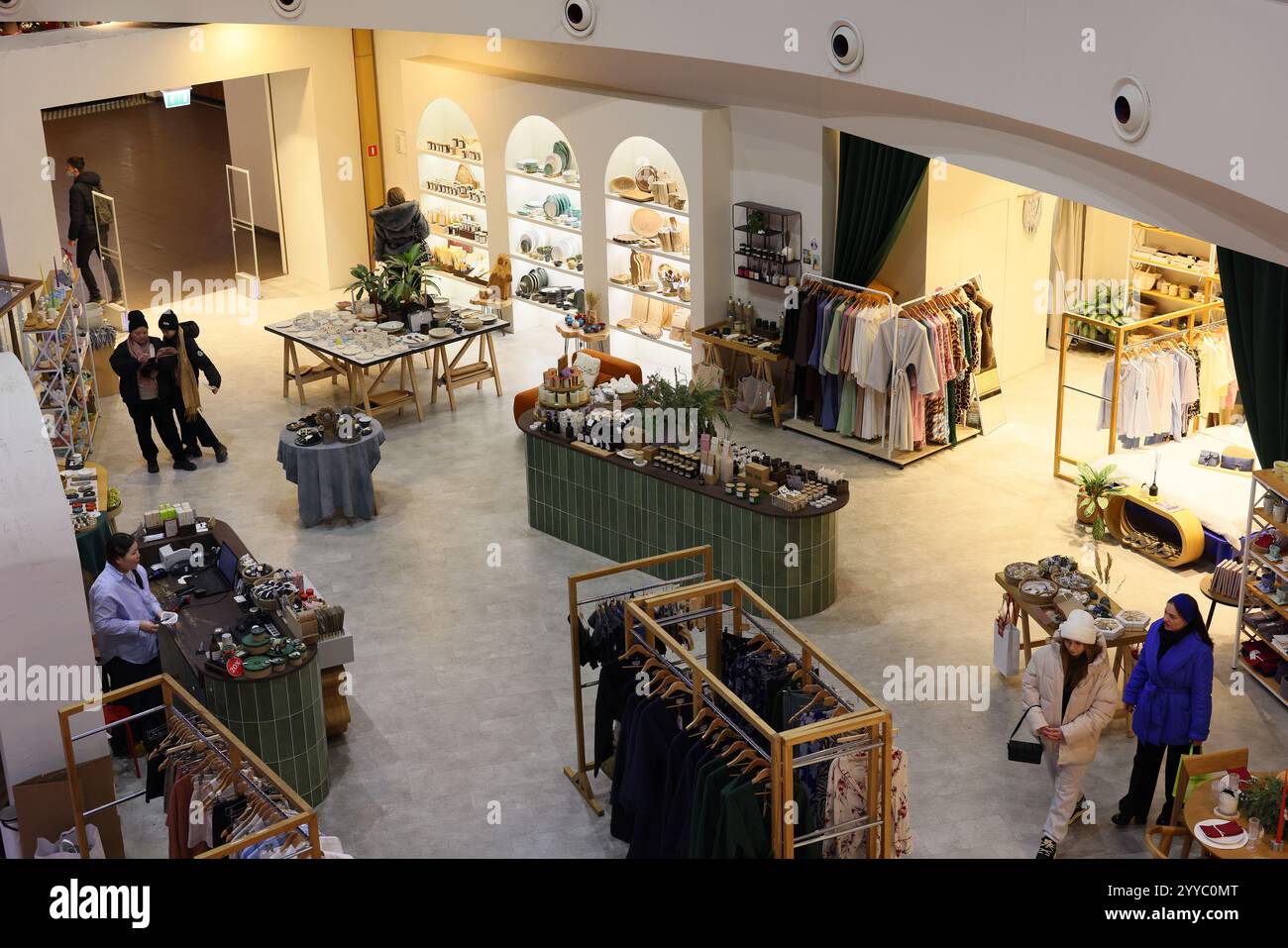 Diese Boutique verfügt über ein stilvolles Interieur mit modernen, auffälligen Modeschauen Stockfoto