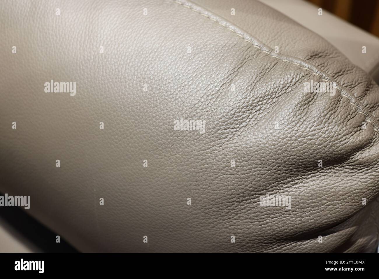 Nahaufnahme eines wunderschön strukturierten hellgrauen Lederkissens, das Luxus und Stil bietet Stockfoto