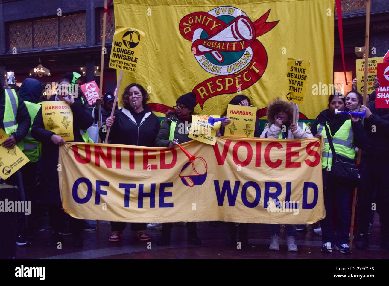 London, Großbritannien. Dezember 2024. Harrods-Arbeiter protestieren am letzten Wochenende vor Weihnachten vor dem berühmten Kaufhaus in Knightsbridge, während sie ihren Streik feierten. Quelle: Vuk Valcic/Alamy Live News Stockfoto