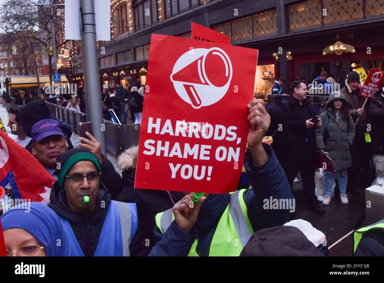 London, Großbritannien. Dezember 2024. Harrods-Arbeiter protestieren am letzten Wochenende vor Weihnachten vor dem berühmten Kaufhaus in Knightsbridge, während sie ihren Streik feierten. Quelle: Vuk Valcic/Alamy Live News Stockfoto