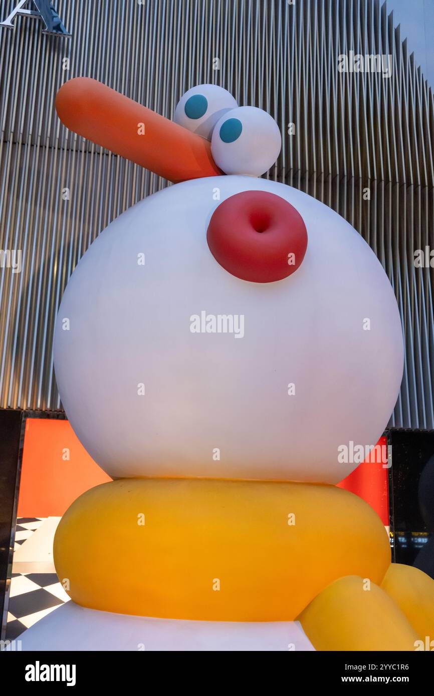 Bangkok, Thailand - 14. Dezember 2024: Schneemanninstallation in der Zentralbotschaft von Lucas Zanotto, einem italienischen Designer und Animator Stockfoto