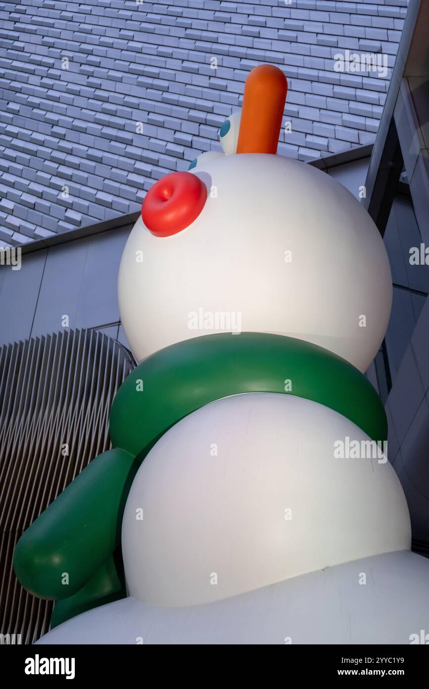 Bangkok, Thailand - 14. Dezember 2024: Schneemanninstallation in der Zentralbotschaft von Lucas Zanotto, einem italienischen Designer und Animator Stockfoto