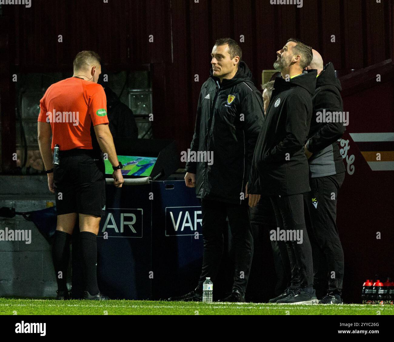 Motherwell, Schottland. 20. Dezember 2024. Schiedsrichter Chris Graham überprüft seine Entscheidung, Dan Casey (15 – Motherwell) auf dem VAR-Monitor Motherwell vs Kilmarnock – Scottish Premiership Credit: Raymond Davies / Alamy Live News zu schicken Stockfoto