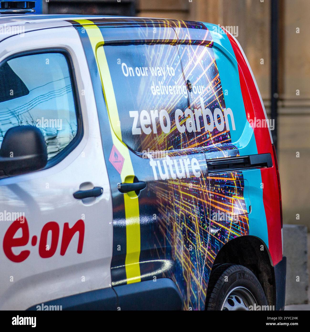 Null-CO2-Reduktionsplan bei E.. ON Next to Achieve Net Zero Emission by 2050 Logo   Tag Line on van. Stockfoto