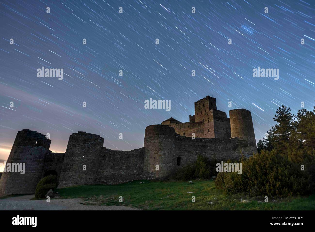 Loarre Castle lange Exposition in der Nacht. Huesca, Aragon, Spanien Stockfoto