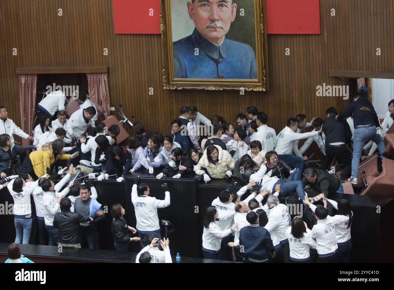 Die Gesetzgeber von KMT (weiß) versuchen, Taiwans parlamentarier zu besetzen, wo die DPP-Gesetzgeber versuchten, die Passage umstrittener Rechtsvertreter zu blockieren Stockfoto