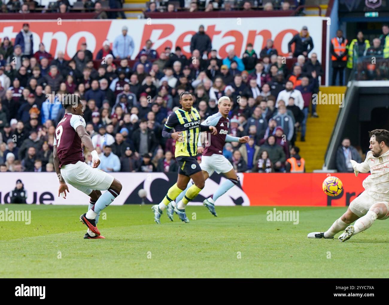 Birmingham, Großbritannien. Dezember 2024. Jhon Duran von Aston Villa erzielte das erste Tor des Spiels (1:0) während des Premier League-Spiels im Villa Park, Birmingham. Der Bildnachweis sollte lauten: Andrew Yates/Sportimage Credit: Sportimage Ltd/Alamy Live News Stockfoto