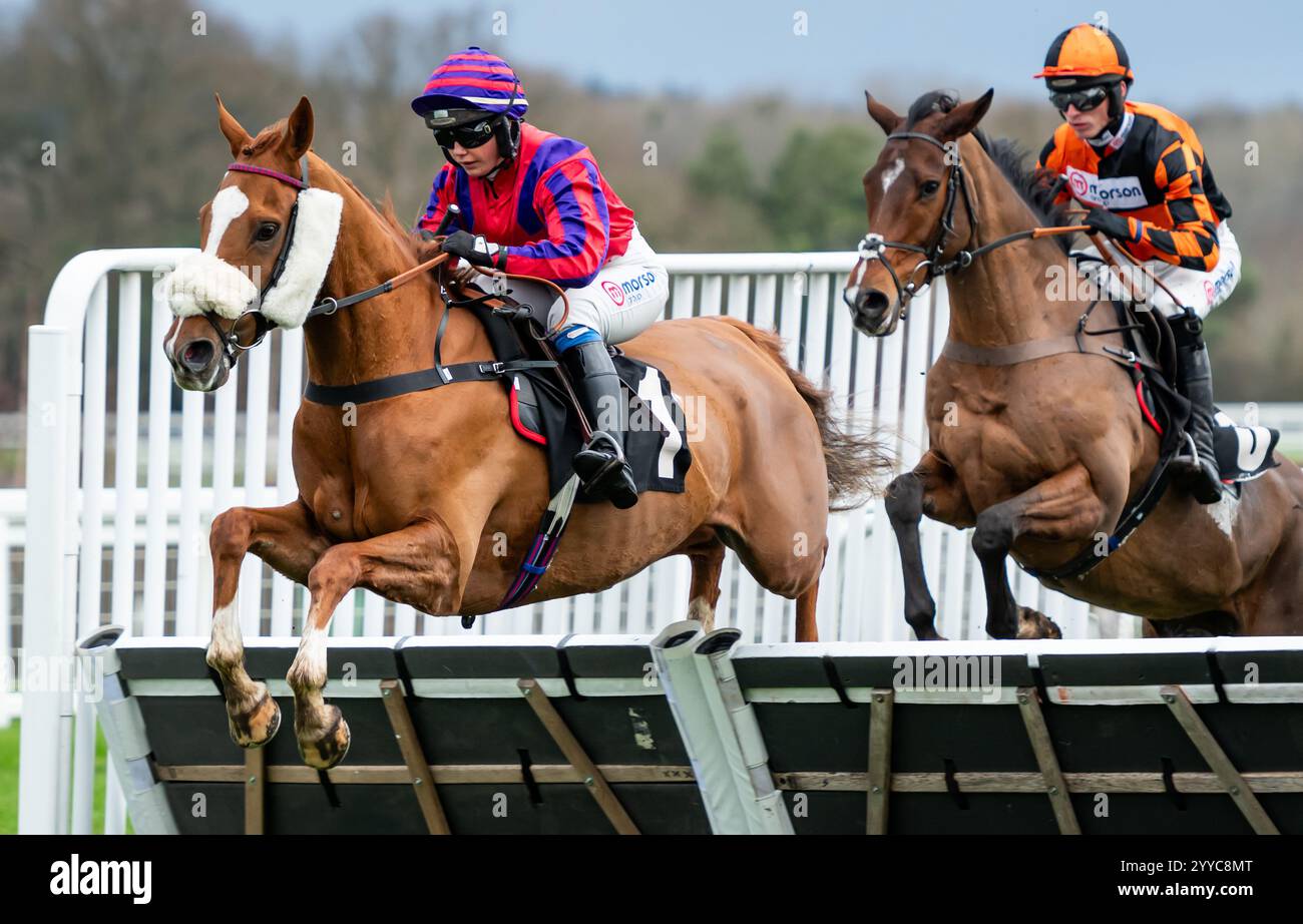 Ascot, Berkshire, Samstag, 21. Dezember 2024; vielen Dank Ma'am und Miss Olive Nicholls gewinnen die Thames Materials Novices' Handicap-Hürde für Trainer und Vater Paul Nicholls und Besitzer des schicken Pundit Racing Club Limited Stockfoto