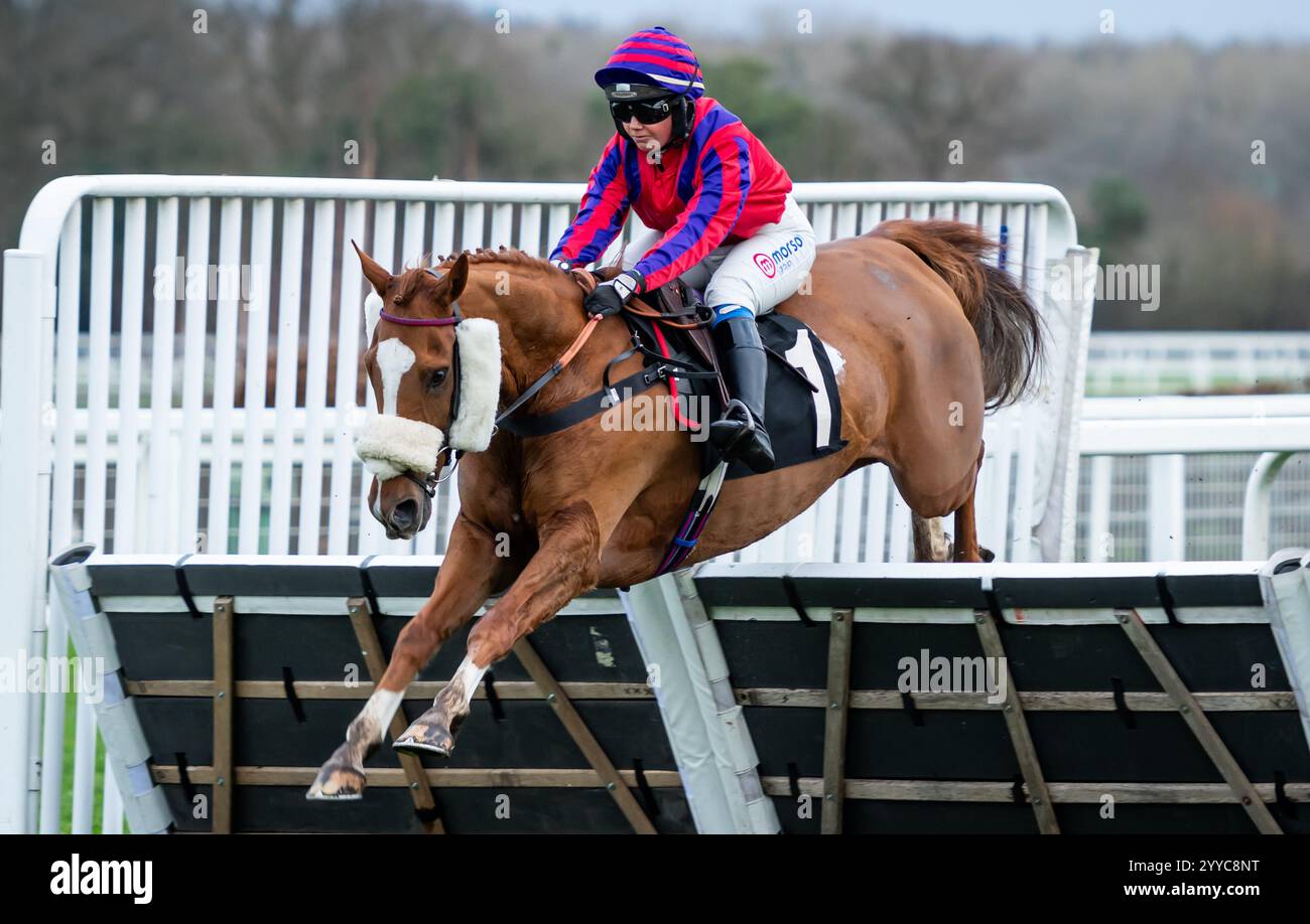 Ascot, Berkshire, Samstag, 21. Dezember 2024; vielen Dank Ma'am und Miss Olive Nicholls gewinnen die Thames Materials Novices' Handicap-Hürde für Trainer und Vater Paul Nicholls und Besitzer des schicken Pundit Racing Club Limited Stockfoto