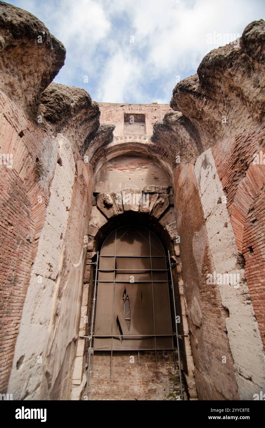 Der ursprüngliche lateinische Name des Kolosseums war Amphitheatrum Flavium, oft anglisiert als Flavisches Amphitheater. Das Gebäude wurde von Kaisern von t errichtet Stockfoto