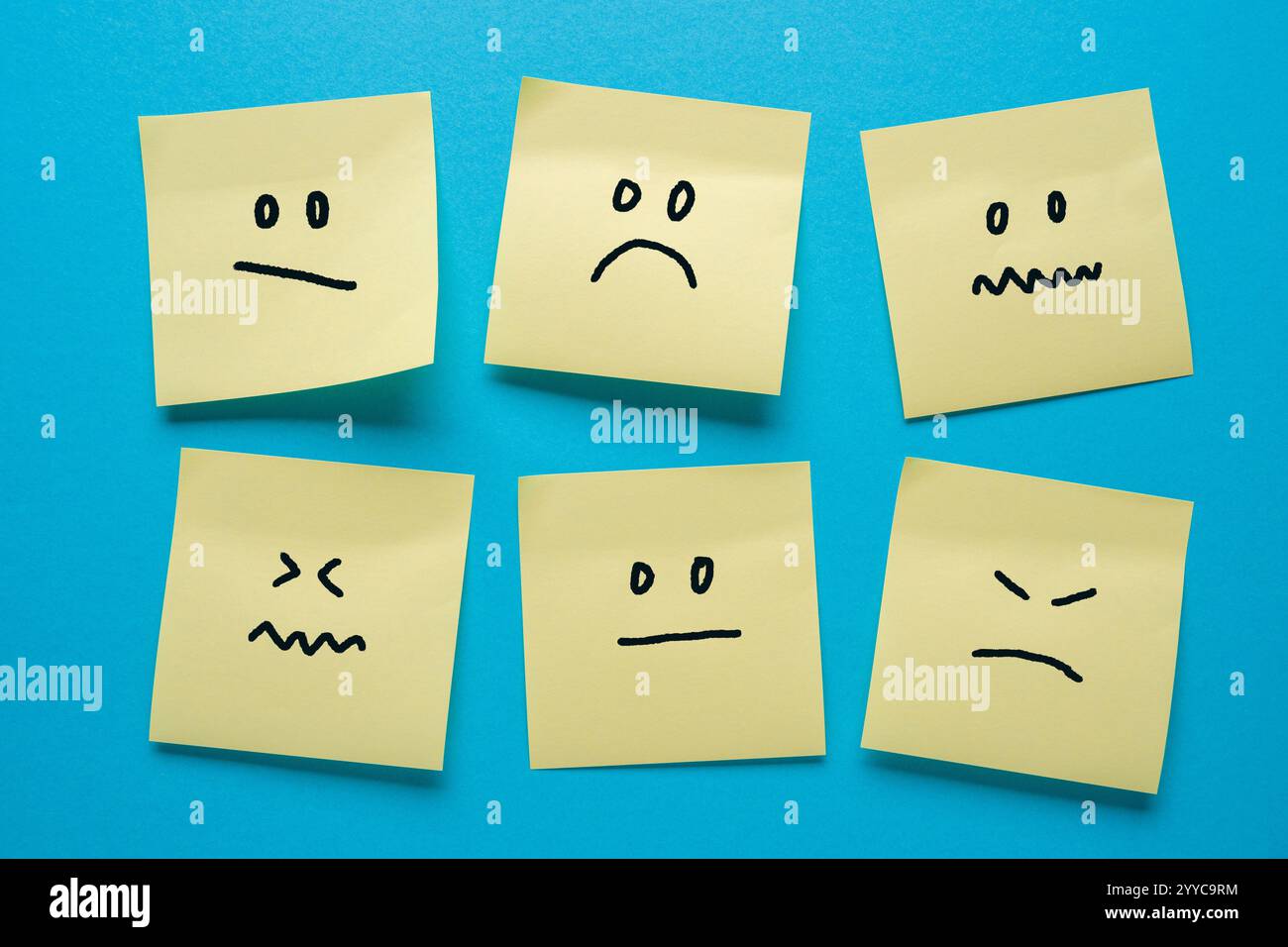 Post-it- oder Haftnotizen mit verschiedenen traurigen und wütenden Emotionen Stockfoto