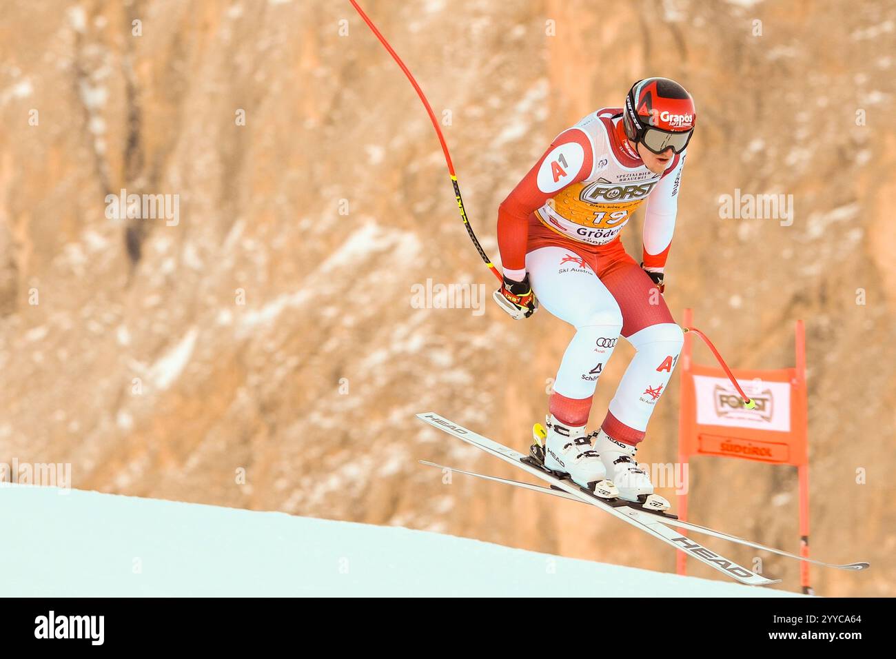 Stefan Babinski vom Team Austria tritt am 21. Dezember 2024 beim Audi FIS Alpine Ski World Cup, dem Herren-Abfahrtsrennen auf der Saslong-Piste in Gröden, Bozen, Italien, an. Quelle: Roberto Tommasini/Alamy Live News Stockfoto