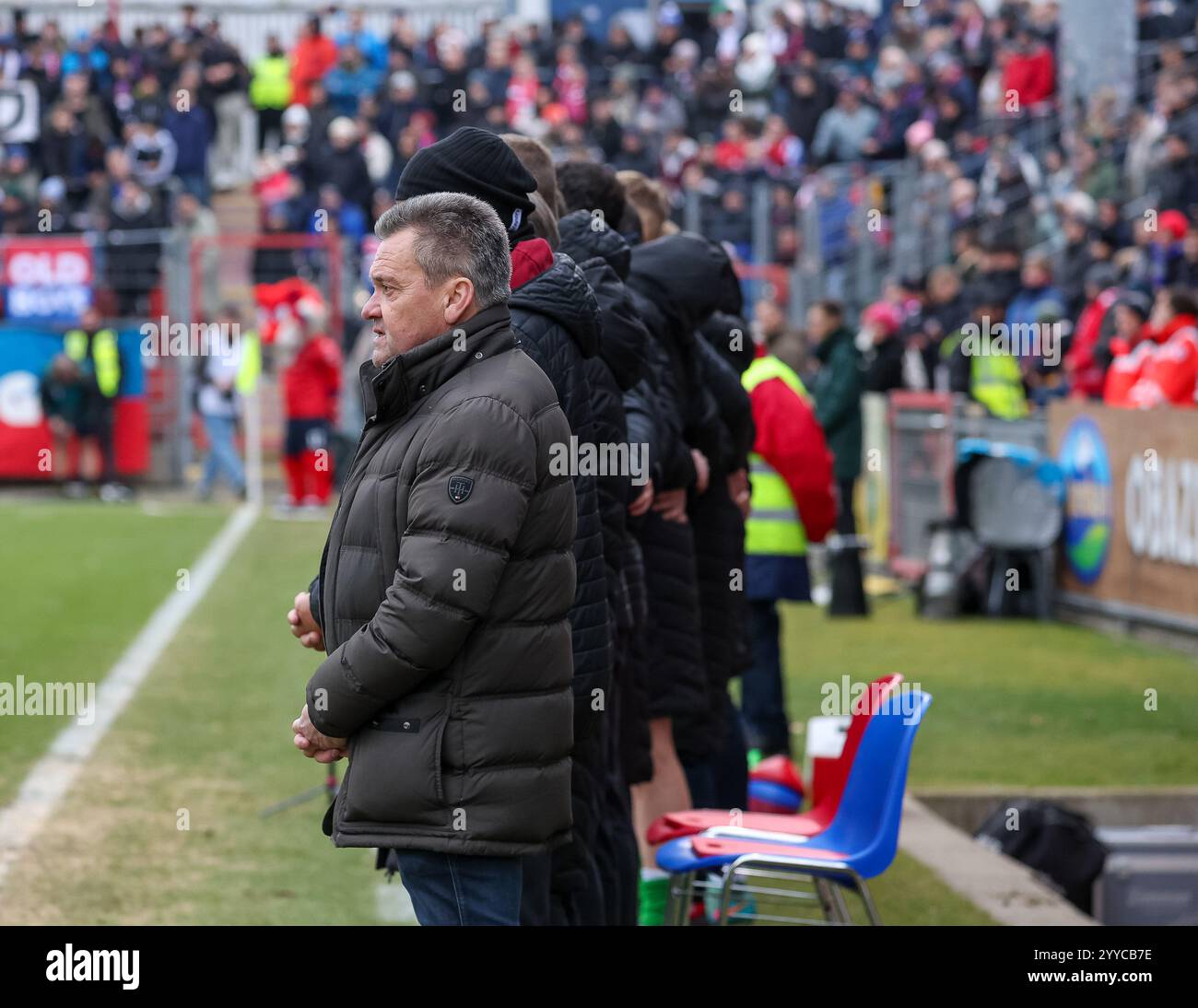 Manfred Schwabl (SpVgg Unterhaching, Praesident) bei der Schweigeminute für die Opfer aus Magdeburg, GER, SpVgg Unterhaching vs. Dynamo Dresden, Fussball, 3. Liga, 19. Spieltag, Saison 2024/2025, 21.12.2024, DFL-VORSCHRIFTEN VERBIETEN JEDE VERWENDUNG VON FOTOGRAFIEN ALS BILDSEQUENZEN, Foto: Eibner-Pressefoto/Jenni Maul Stockfoto