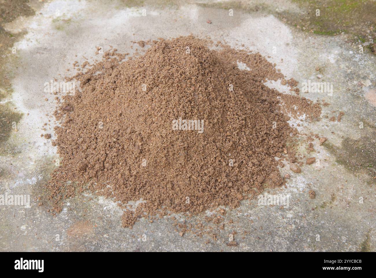 Trockensandhaufen, der im Freien zur Betonvorbereitung gegossen wird, selektiver Fokus mit Kopierraum Stockfoto
