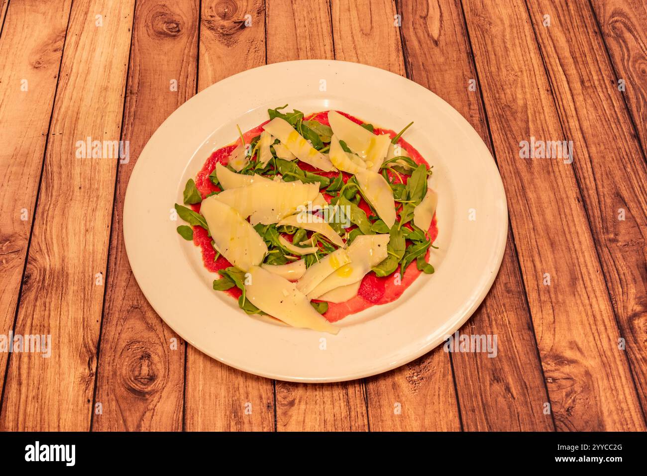 Carpaccio ist eine Zubereitung aus rohem Fleisch (z. B. Rindfleisch, Kalb, Wild, Strauß, Pferd oder Otter); fein geschnittene ​​or, bis fein geschlagen, hauptsächlich als gedient Stockfoto