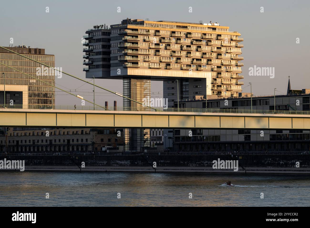 Kranhäuser im Rheinauer Hafen, Köln, Nordrhein-Westfalen, Deutschland Stockfoto