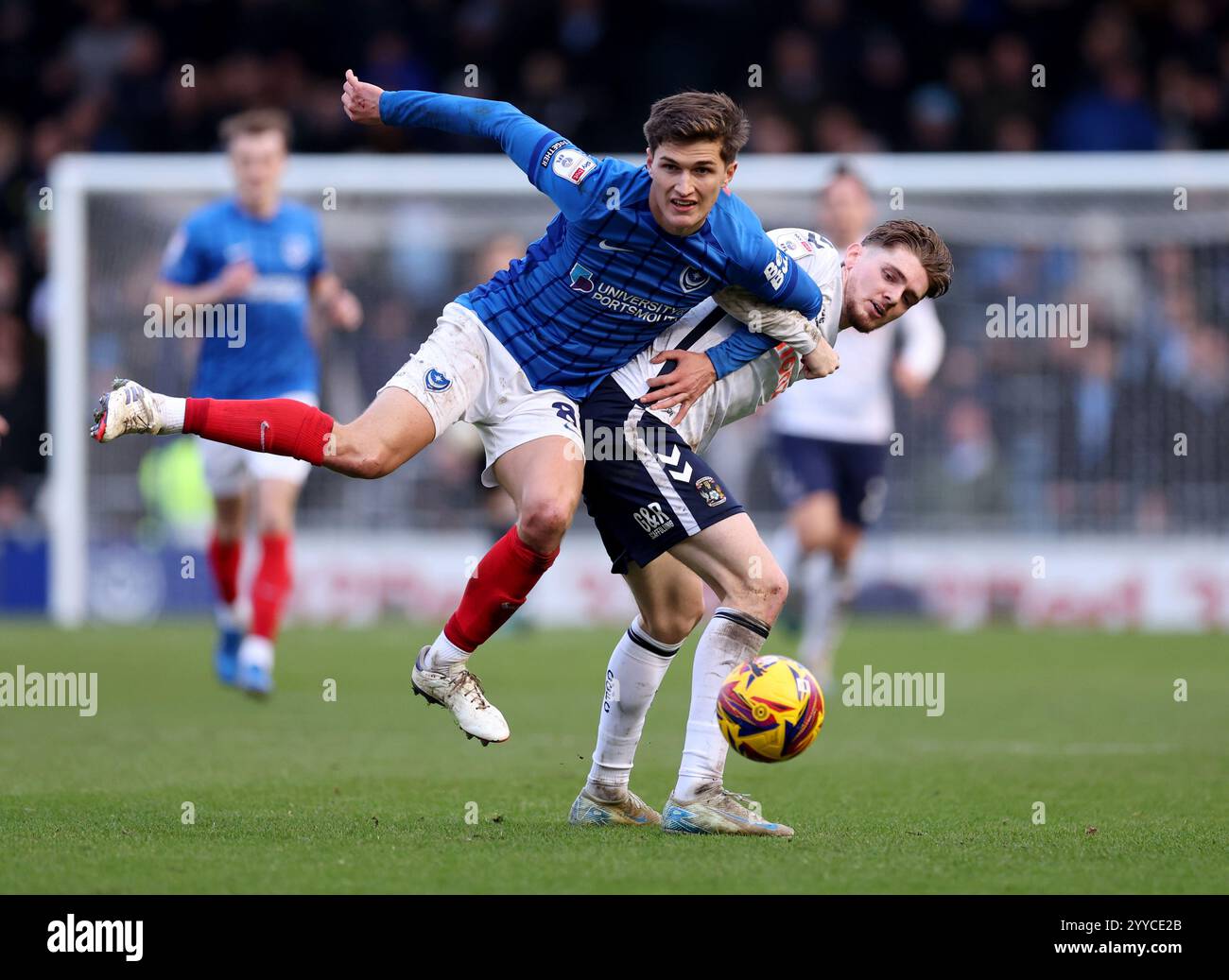 Portsmouth's Freddie Potts (links) und Jack Rudoni (rechts) von Coventry City kämpfen um den Ball während des Sky Bet Championship Matches im Fratton Park, Portsmouth. Bilddatum: Samstag, 21. Dezember 2024. Stockfoto