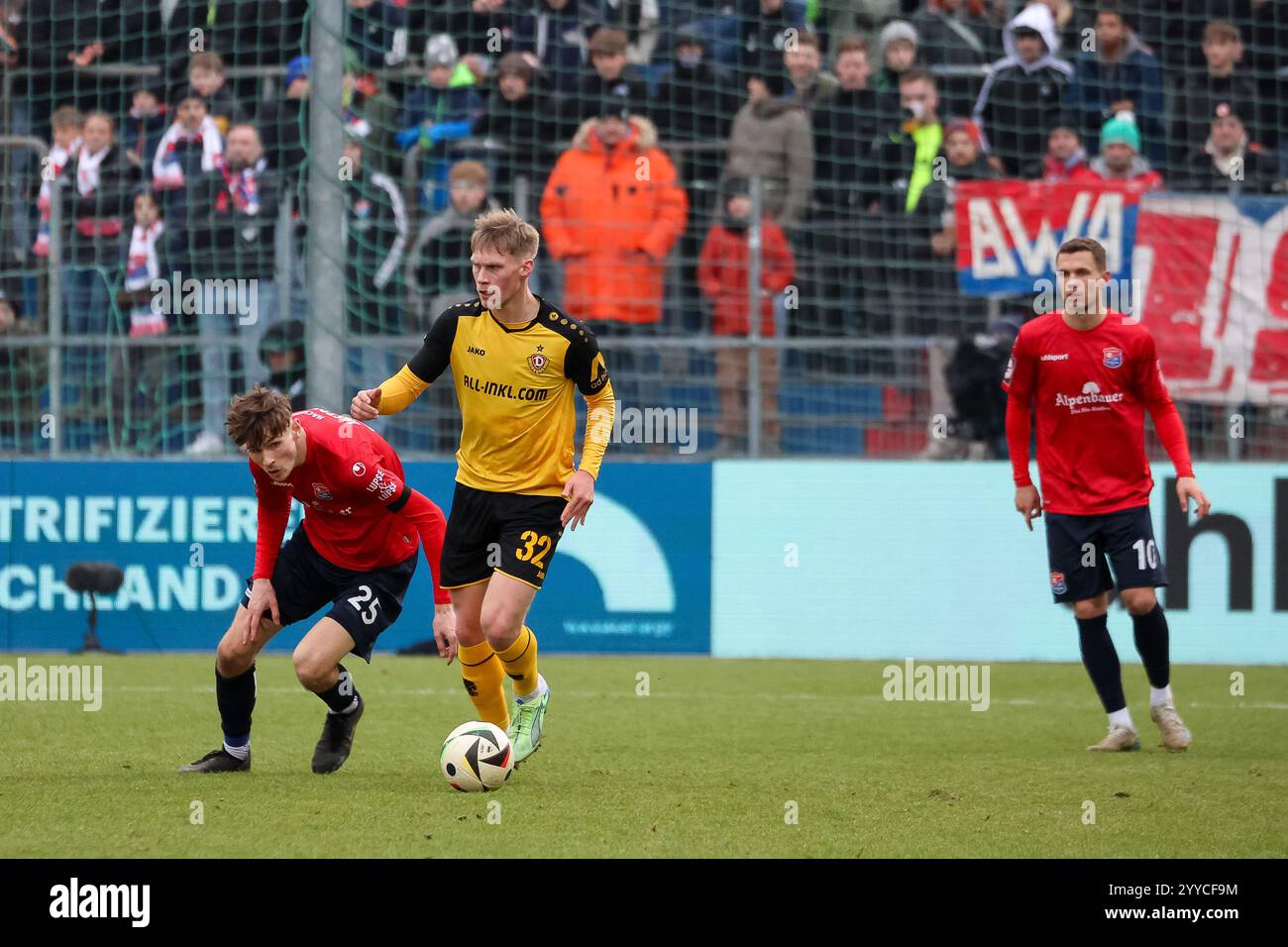 Jonas Sterner (Dynamo Dresden, #32) mit Lenn Jastremski (SpVgg Unterhaching, #25) mit Sebastian Maier (SpVgg Unterhaching, #10), GER, SpVgg Unterhaching vs. Dynamo Dresden, Fussball, 3. Liga, 19. Spieltag, Saison 2024/2025, 21.12.2024, DFL-VORSCHRIFTEN VERBIETEN JEDE VERWENDUNG VON FOTOGRAFIEN ALS BILDSEQUENZEN, Foto: Eibner-Pressefoto/Jenni Maul Stockfoto