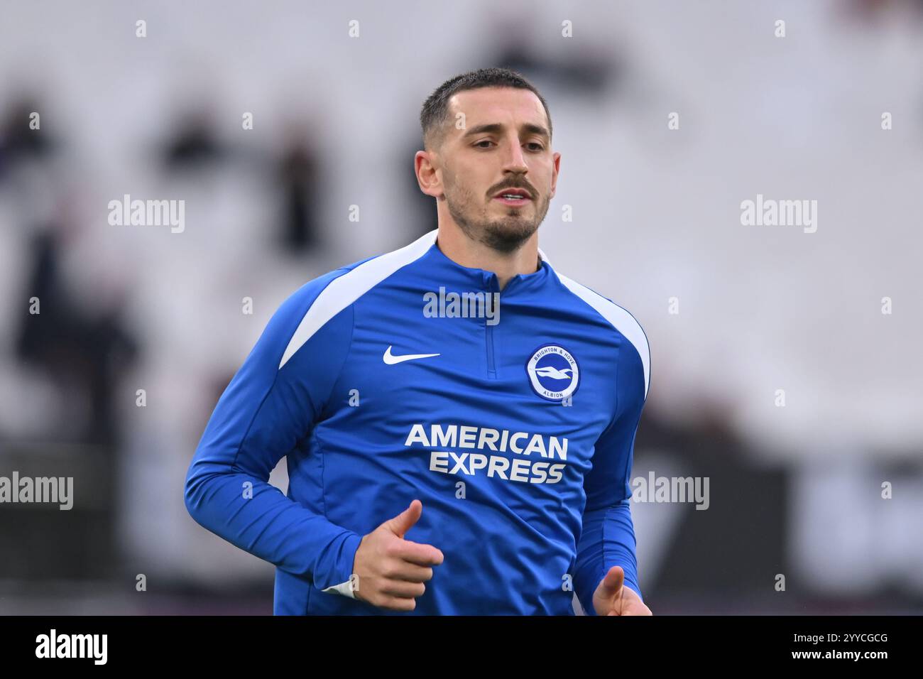 Lewis Dunk (5 Brighton) wärmt sich während des Premier League-Spiels zwischen West Ham United und Brighton und Hove Albion im London Stadium in Stratford am Samstag, den 21. Dezember 2024 auf. (Foto: Kevin Hodgson | MI News) Credit: MI News & Sport /Alamy Live News Stockfoto