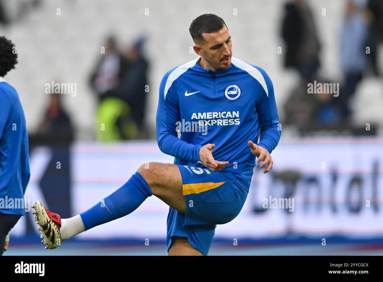 Lewis Dunk (5 Brighton) wärmt sich während des Premier League-Spiels zwischen West Ham United und Brighton und Hove Albion im London Stadium in Stratford am Samstag, den 21. Dezember 2024 auf. (Foto: Kevin Hodgson | MI News) Credit: MI News & Sport /Alamy Live News Stockfoto