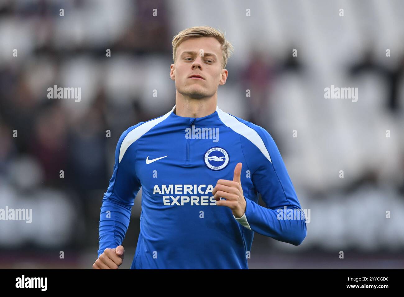 Lewis Dunk (5 Brighton) wärmt sich während des Premier League-Spiels zwischen West Ham United und Brighton und Hove Albion im London Stadium in Stratford am Samstag, den 21. Dezember 2024 auf. (Foto: Kevin Hodgson | MI News) Credit: MI News & Sport /Alamy Live News Stockfoto