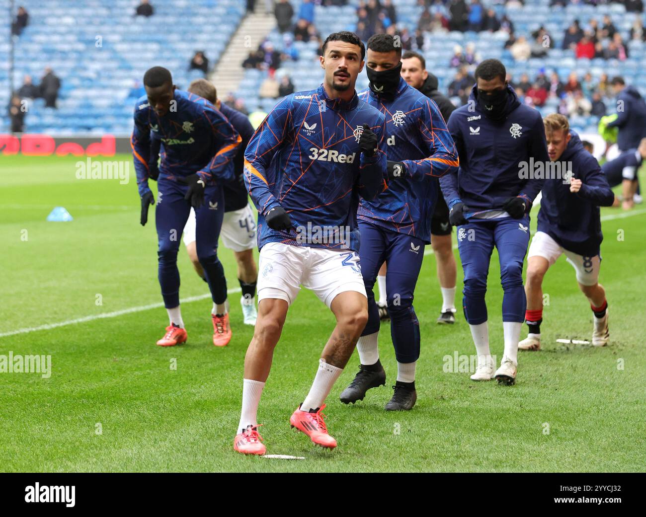 Rangers' Jefte wärmt sich vor dem Premier League Spiel im Ibrox Stadium, Glasgow auf. Bilddatum: Samstag, 21. Dezember 2024. Stockfoto