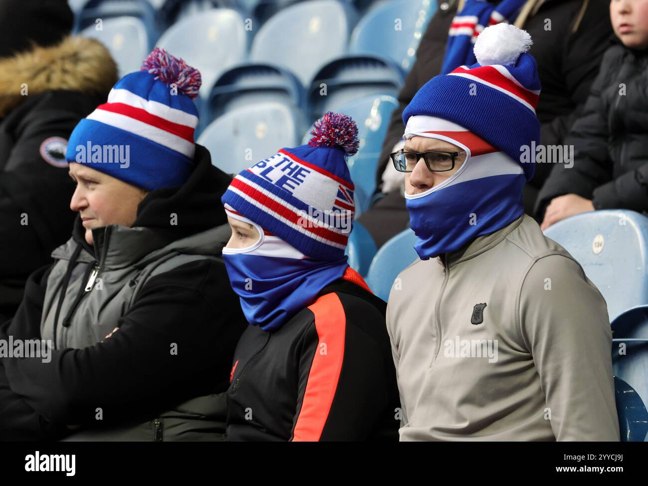 Rangers-Fans in den Tribünen vor dem Premier League-Spiel im Ibrox Stadium, Glasgow. Bilddatum: Samstag, 21. Dezember 2024. Stockfoto