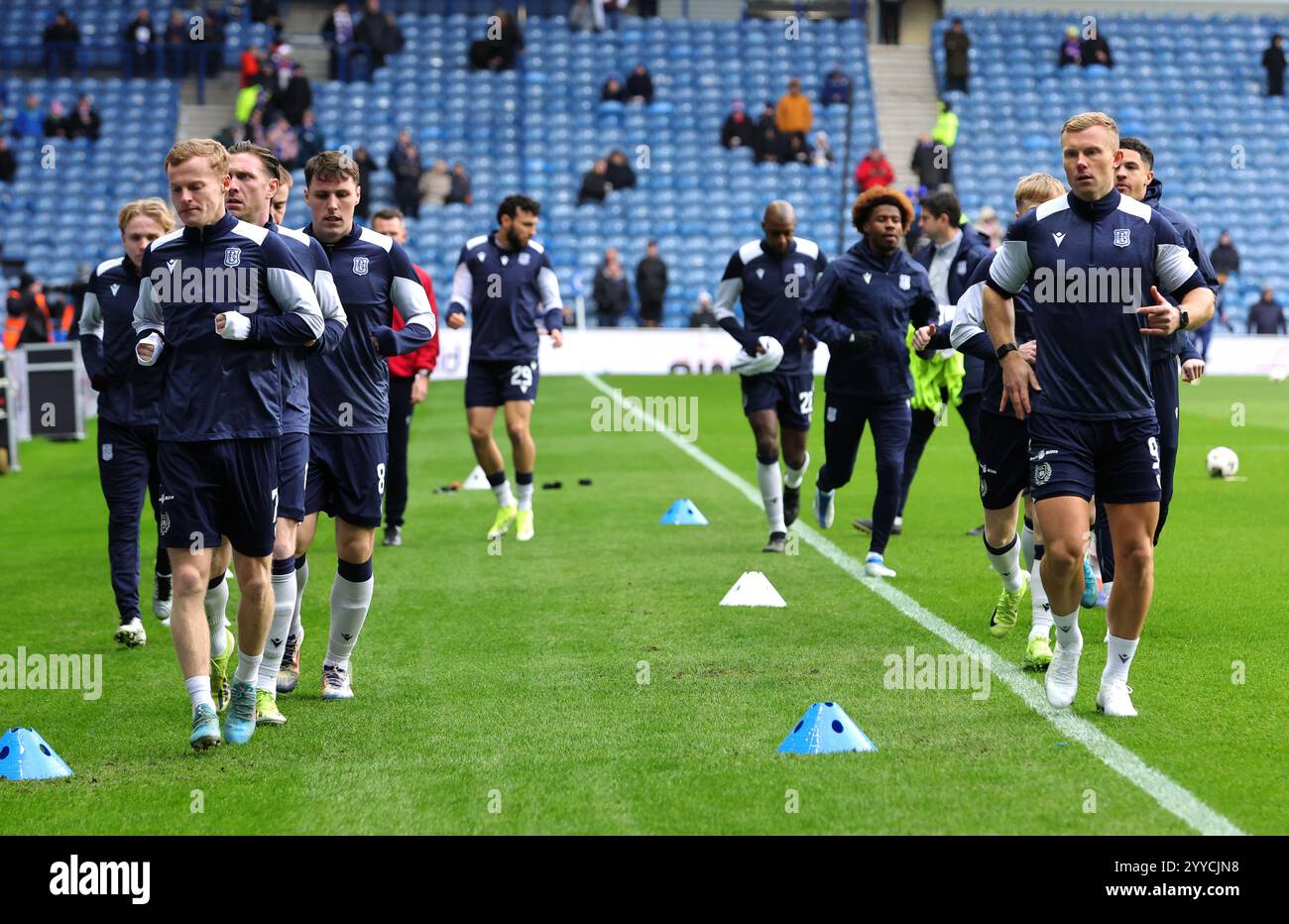 Dundees Scott Tiffoney (links) und Curtis Main (rechts) warnen vor dem Premier League-Spiel im Ibrox Stadium, Glasgow. Bilddatum: Samstag, 21. Dezember 2024. Stockfoto