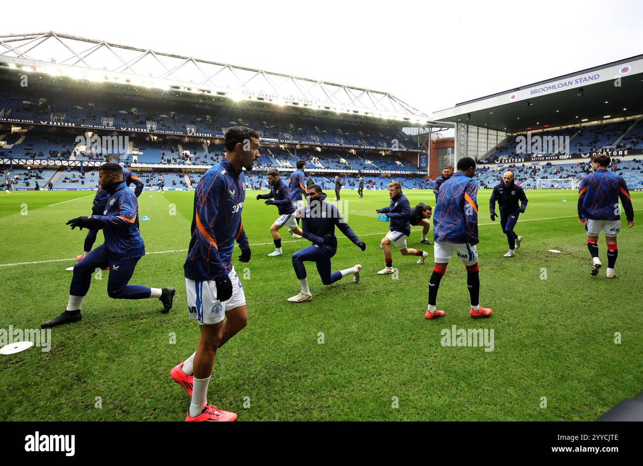 Rangers-Spieler, die sich vor dem Premier League-Spiel im Ibrox Stadium, Glasgow, aufwärmen. Bilddatum: Samstag, 21. Dezember 2024. Stockfoto